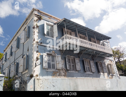 Alten baufällig Haus in der Altstadt von Charlotte Amalie St Thomas USVI mit reich verzierten Balkon Stockfoto