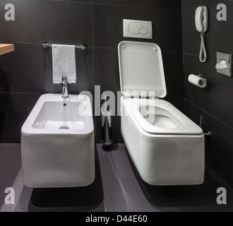 Details der moderne quadratische Toilette wc und Bidet in schwarz gefliesten Badezimmer Stockfoto