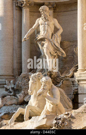 Details der Statuen im Trevi-Brunnen in Rom Italien Stockfoto