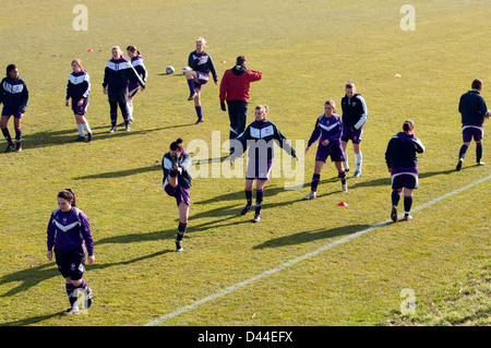 Hochschulsport, passen Frauen Fußballer Warm-up Übungen vor Stockfoto