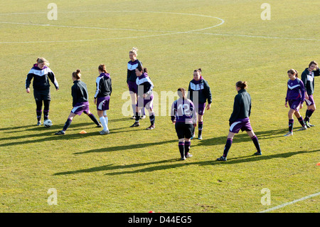 Hochschulsport, passen Frauen Fußballer Warm-up Übungen vor Stockfoto