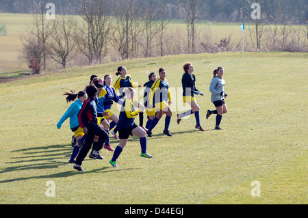 Hochschulsport, passen Frauen Fußballer Warm-up Übungen vor Stockfoto