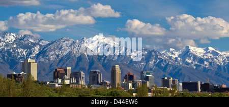 Panoramablick auf die Skyline der Innenstadt Salt Lake City im zeitigen Frühjahr mit Schnee bedeckt Wasatch Mountains im Hintergrund Stockfoto