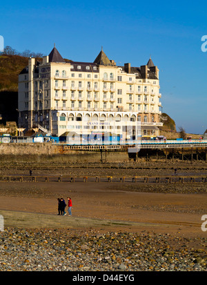 Das Grand Hotel in Seaside resort Llandudno North Wales UK mit Blick auf die North Shore Promenade und im Besitz von Britannia Hotels Stockfoto
