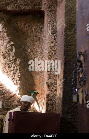 Priester in Felsen gehauene Kirche Lalibela, Äthiopien, Afrika Stockfoto