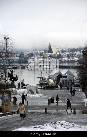 Marktplatz in Richtung der arktischen Kathedrale in WinterTromso-Troms-Norwegen-Europa blickte Stockfoto