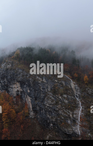 Berge über dem Dorf Valbona in den verfluchten Bergen im Norden Albaniens (Dinarische Alpen). Stockfoto