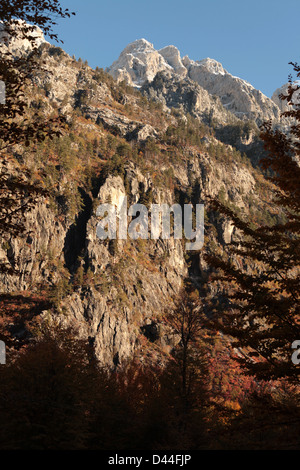 Berge über dem Dorf Valbona in den verfluchten Bergen im Norden Albaniens (Dinarische Alpen). Stockfoto