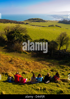 Gruppe der Wanderer ausruhen und genießen die Aussicht von den Little Orme nahe Llandudno in Richtung Colwyn Bay Conwy North Wales UK Stockfoto