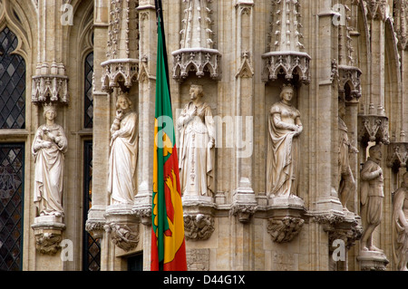 Detail der stark verzierten Fassade des Rathauses am Grand Place in Brüssel Stockfoto