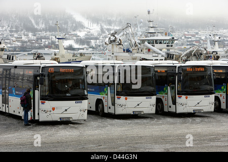 öffentliche Busse in Prostnetset Bushaltestelle in der Nähe der Hafenstadt Tromsø Zentrum Troms-Norwegen-Europa Stockfoto