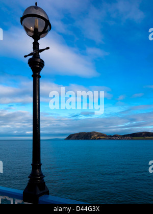 Blick auf den Little Orme von Llandudno Pier Conwy North Wales UK mit ornamentalen viktorianischen Licht im Vordergrund Stockfoto