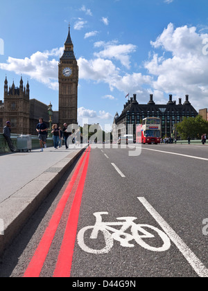 Lane und roten Fahrradroute in Westminster mit Big Ben und die Houses of Parlament London UK Stockfoto