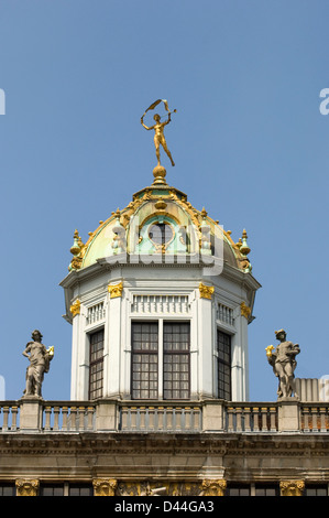 Golden Lady Skulptur auf Kuppel mit Blick auf den Grand Place Platz in Brüssel, Belgien Stockfoto