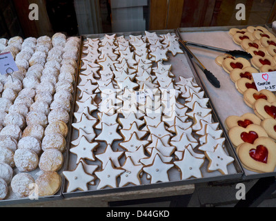 Weihnachten STERNE HERZEN Brötchen Kekse Kekse und Sterne auf Verkauf an Weihnachten Borough Market ein beliebter produzieren Einzelhandel Southwark London Stockfoto