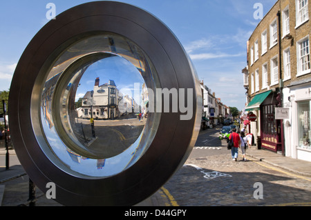 Skulptur im öffentlichen Raum von Weitwinkel-Objektivglas mit Blick durch Eton High Street und Shopper Eaton Berkshire UK Stockfoto