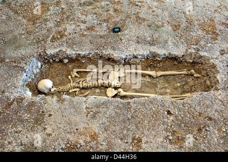 Ein Begräbnis schneiden in den Boden des Fishbourne Roman Palace, in der Nähe von Chichester, West Sussex, UK Stockfoto