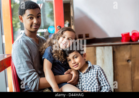 Gemischte Rassen Brüder und Schwester lächelnd zusammen Stockfoto