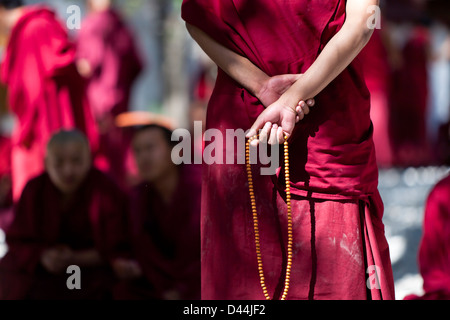 Tibetischer Mönch mit Gebetskette in der Hand. Stockfoto