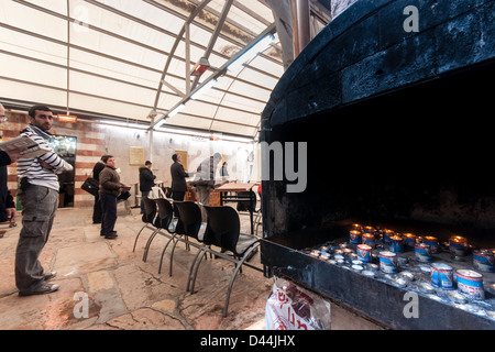Hebron, Israel. Denkmal-Kerzen (vorne) und orthodoxe Juden (Hintergrund) beten in der Höhle der Patriarchen (Höhle Machpela) Stockfoto