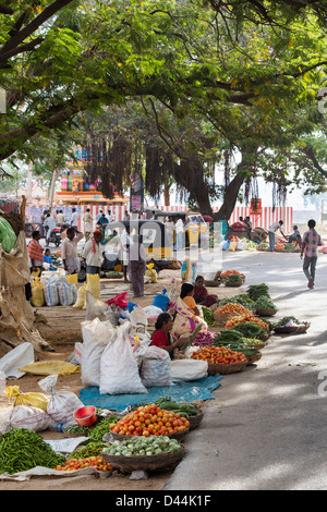 Indische Straßenmarkt in Yenumulapalli mit Körben von Gemüse. Andhra Pradesh, Indien Stockfoto