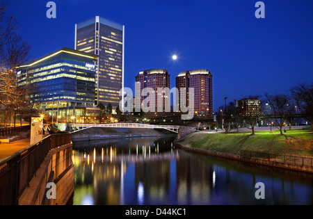 Richmond, Virginia, Skyline bei Nacht. Blick über die haxall Kanawha Canal und den Canal Walk Park auf Brown's Island. Stockfoto
