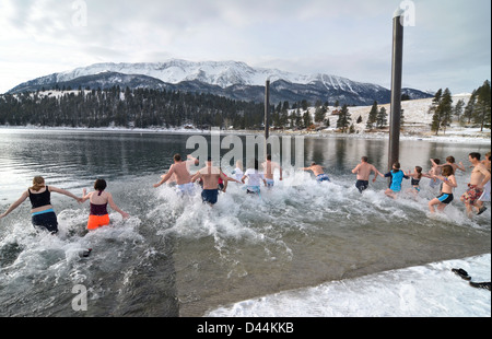 Jährliche Neujahrs Tag "Polar Bear Plunge," Wallowa Lake, Oregon. Stockfoto