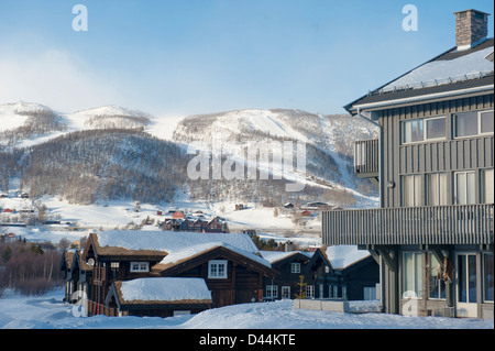 Winterlandschaft mit hölzernen traditionelle und moderne Ferienhäuser und Skipisten von Geilo, Norwegens älteste Skigebiet Stockfoto