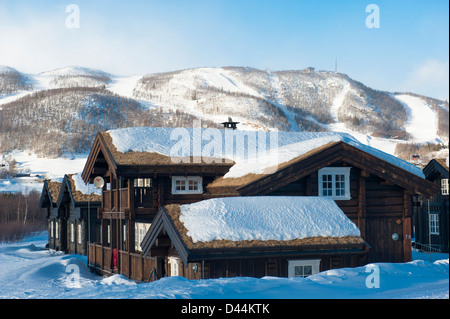 Winterlandschaft mit traditionellen Ferienhäuser und Skipisten von Geilo, Norwegens älteste Skigebiet Stockfoto