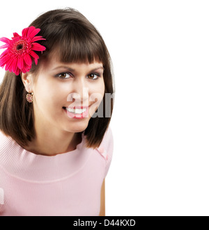 Porträt einer schönen jungen Frau mit einer Blume im Haar, isoliert auf weiss. Stockfoto