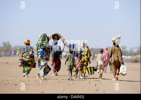 BURKINA FASO Djibo, malischer Flüchtlinge, meist Touareg, in Flüchtlingslager Mentao des UNHCR, flohen sie durch Krieg und islamistischen Terror in Mali, ankommenden Fluechtlinge Stockfoto