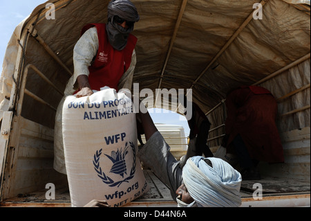 BURKINA FASO Djibo, malischer Flüchtlinge, meist Touareg, in Flüchtlingslager Mentao des UNHCR, flohen sie durch Krieg und islamistischen Terror in Mali, Verteilung von Lebensmittelrationen von WFP, Mais im Beutel Stockfoto