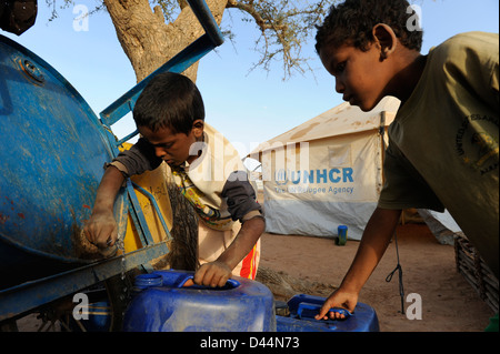 BURKINA FASO Djibo, malischer Flüchtlinge, meist Touareg, in Flüchtlingslager Mentao des UNHCR, die durch Krieg und islamistischen Terror in Mali flohen, junge holen das Wasser aus dem Tank Stockfoto