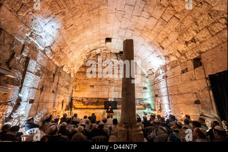 Jerusalem, Israel. Soldaten und Zivilisten zu einem religiösen Vortrag in die Klagemauer Tunnel der herodianischen Hall zu hören. Stockfoto