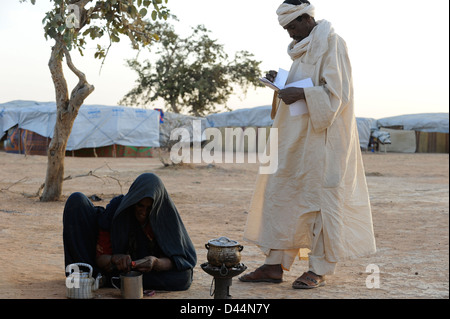 BURKINA FASO Djibo, malischer Flüchtlinge, meist Touareg, in Flüchtlingslager Mentao des UNHCR, die durch Krieg und islamistischen Terror in Mali flohen, Frau bereitet Kaffee Stockfoto