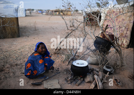 BURKINA FASO Djibo, malischer Flüchtlinge, meist Touareg, in Flüchtlingslager Mentao des UNHCR, flohen sie durch Krieg und islamistischen Terror in Mali, schwarze Diener Frau kocht für Ihr Meister ein Touareg Familie Stockfoto
