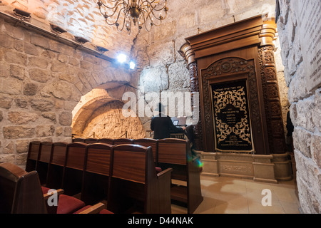 Jerusalem, Israel. Man betet in einer unterirdischen Synagoge befindet sich in der 2000 Jahre alten Tunnel in der Nähe der Westwand (heulen). Stockfoto