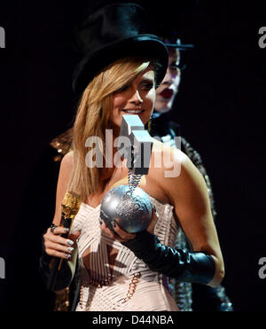 Zeigen Sie Host und deutschem Vorbild, dass Heidi Klum (R) die MTV Europe Music Awards (EMA) 2012 abgehaltenen Festhalle in Frankfurt am Main, Sonntag, 11. November 2012 präsentiert. Preisverleihung der Musik-TV-Kanal ist in seinem 19. Jahr und erkennt Talent auf der europäischen Musikszene. Foto: Arne Dedert/Dpa +++(c) Dpa - Bildfunk +++ Stockfoto