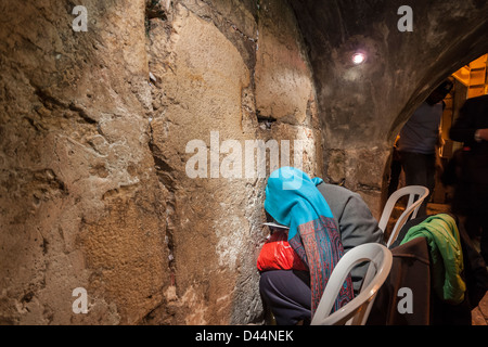 Jerusalem, Israel. Jüdische Frauen (bedeckt mit Kopftücher) beten in einer unterirdischen Abschnitt der Westwand (Wailling Wand) Stockfoto