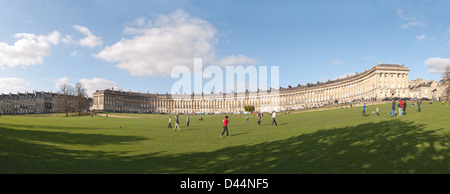 Straße 30 Reihenhäuser angelegt in einem weitläufigen Halbmond Bad Panorama Ansicht sonnigen Tag Stockfoto