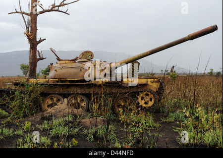 Afrika ANGOLA, Wrack des alten sowjetischen russischen Kampfpanzers T-54 aus dem Bürgerkrieg zwischen der MPLA und der UNITA in der Nähe von Quibala, in einigen Gebieten gibt es noch Landminen Stockfoto