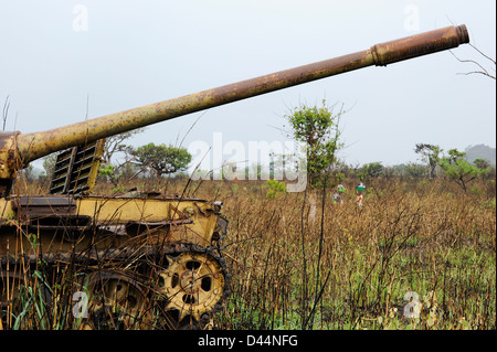 Afrika ANGOLA, Wrack des alten sowjetischen russischen Kampfpanzers T-54 aus dem Bürgerkrieg zwischen der MPLA und der UNITA in der Nähe von Quibala, in einigen Gebieten gibt es noch Landminen Stockfoto