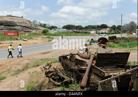 Afrika ANGOLA, Wrack des alten sowjetischen russischen Kampfpanzers T-54 aus dem Bürgerkrieg zwischen MPLA und UNITA von 1975 -2002 an der Straßenüberquerung in Quibala Stockfoto