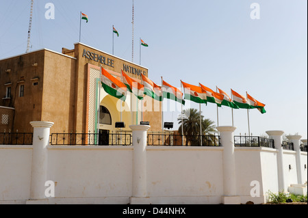 Westafrika, NIGER Hauptstadt Niamey, Gebäude der Nationalversammlung mit Fahnen von Niger Stockfoto