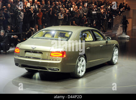 Der Bentley neuen Flying Spur wird bei einer Show des Volkswagen Konzerns am Vorabend der ersten Pressetag der 83. International Motor Show Genf in Genf, Schweiz, 4. März 2013 vorgestellt. Foto: Uli Deck Stockfoto