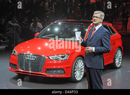 Bei einer Show des Volkswagen Konzerns am Vorabend der ersten Pressetag der 83. International Motor Show Genf in Genf, Schweiz, 4. März 2013 stellt CEO von Audi, Rupert Stadler, den Audi A3 e-Tron. Foto: Uli Deck Stockfoto