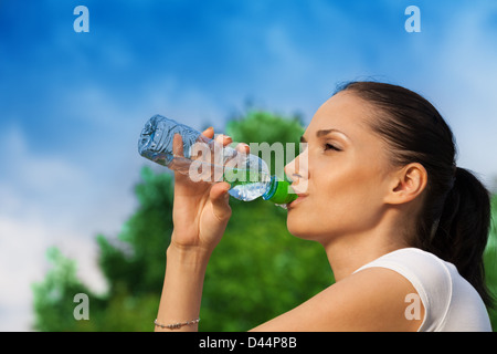 schönes Mädchen mit einer Pause nach langen Morgen läuft Stockfoto