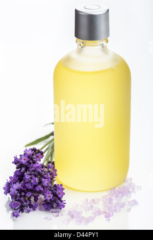 ätherisches Öl und Lavendel Blumen auf weiß Stockfoto