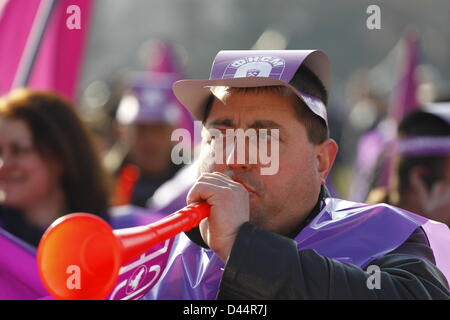 Sofia, Bulgarien; 03.05.2013. Protestierende Bergmann in union Farben bläst sein Horn während der Rallye im Zentrum von Sofia. (Credit: Credit: Johann Brandstatter / Alamy Live News) Stockfoto