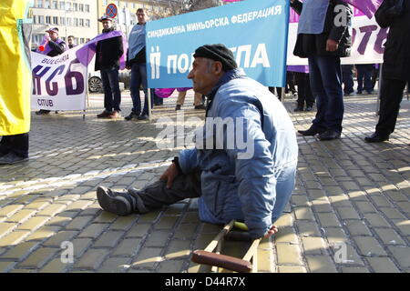 Sofia, Bulgarien; 03.05.2013. Einbeinige Demonstrator sitzen auf der Straße vor mehr als tausend anderen Bergarbeiter protestieren. (Credit: Credit: Johann Brandstatter / Alamy Live News) Stockfoto